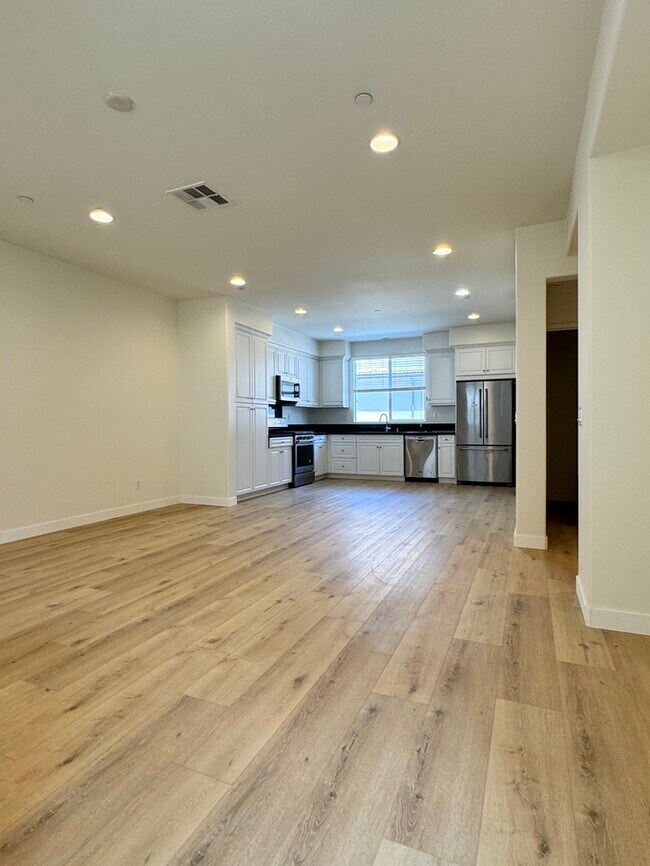 Foto del edificio - Newer Townhouse for lease in Eastvale.
