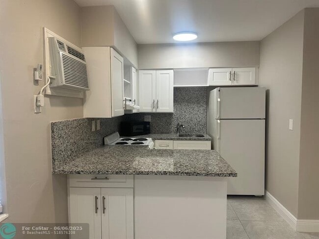 Foto del edificio - 2725 Middle River Dr