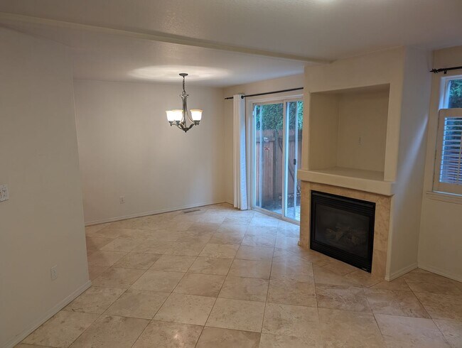 Building Photo - Amazing 3 bedroom townhouse