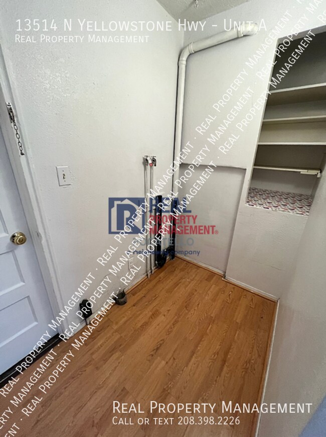 Foto del edificio - 3 Bedroom 1 Bath apartment - Small dogs ne...