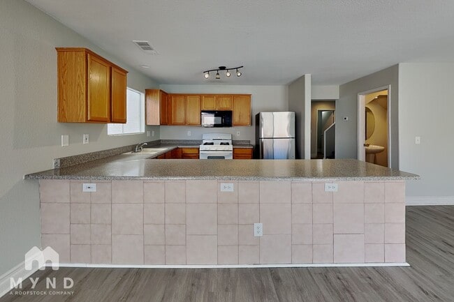 Building Photo - 6271 Stone Hollow Ave