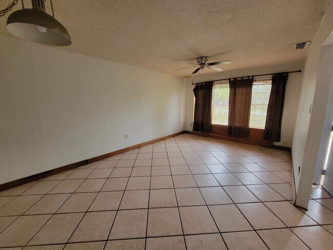 Building Photo - 3419 Mier St