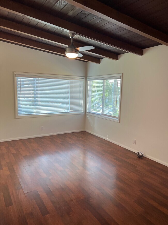 Building Photo - 300 Calle Miramar