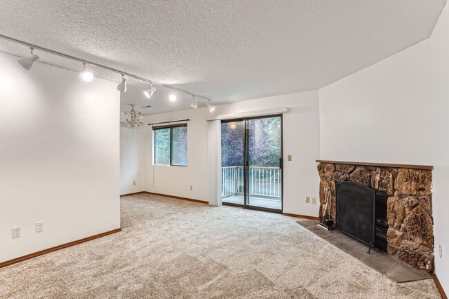 Building Photo - Affordable and Updated 2 Bed 1 Bath Kirkla...