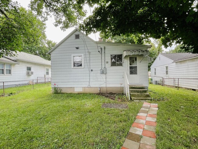 Foto del edificio - Garage and Fence