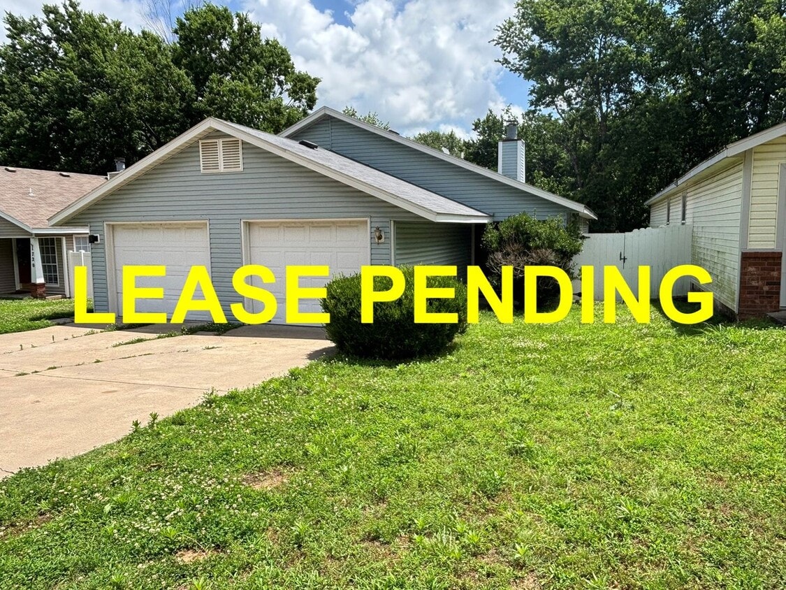 Primary Photo - 2 Bedroom Duplex With NEW LVP Flooring In ...