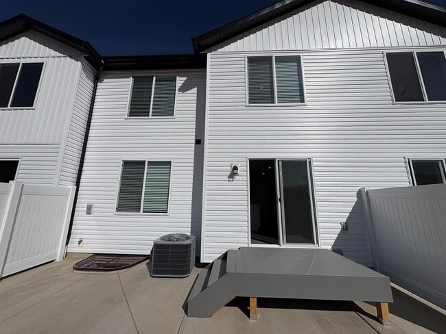 Building Photo - FOUR BED HOME AVAILABLE NOW