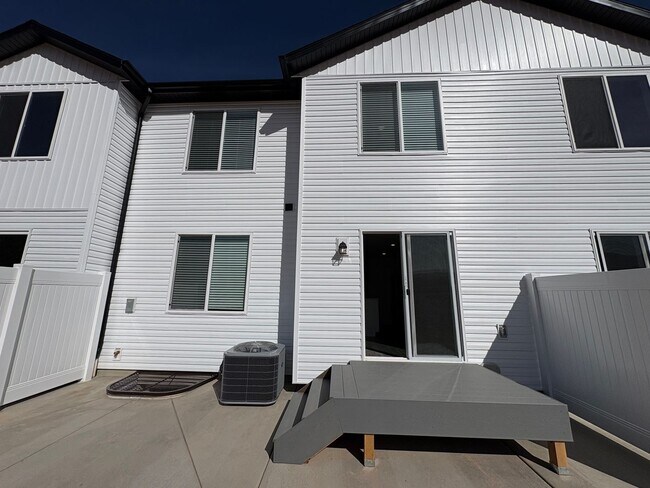 Foto del edificio - FOUR BED HOME AVAILABLE NOW