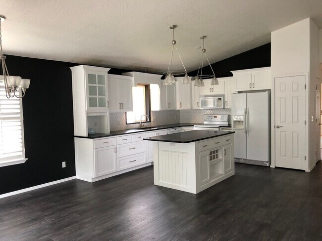 Building Photo - Beautiful home in gated private community