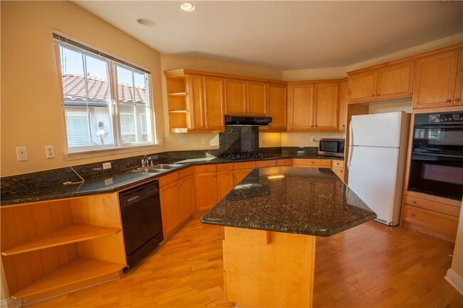 Building Photo - 2889 Plaza del Amo