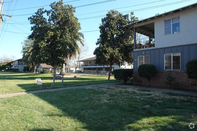 Building Photo - 161-261 Cohasset Ln