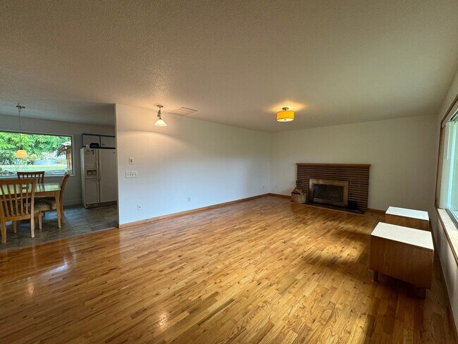 Foto del edificio - 3-Bed 1.5-Bath with Huge Fenced Backyard -...