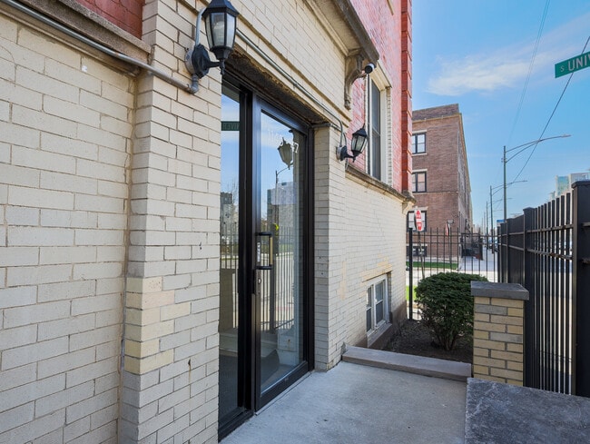 Building Photo - 1147 E 61st St