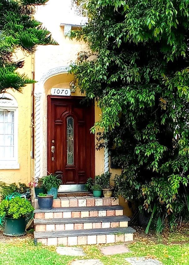 Primary Photo - 1070 S Cloverdale Ave