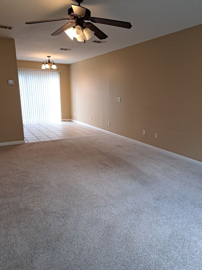 Foto del edificio - 108 Gray Ave Unit C