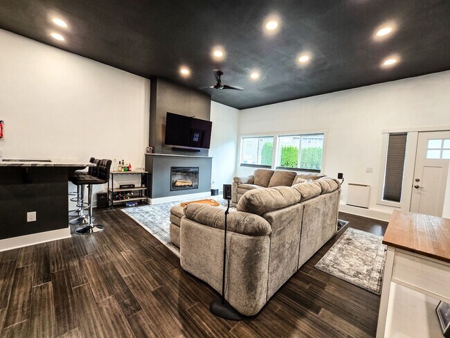 Building Photo - Gorgeous Modern MIL
