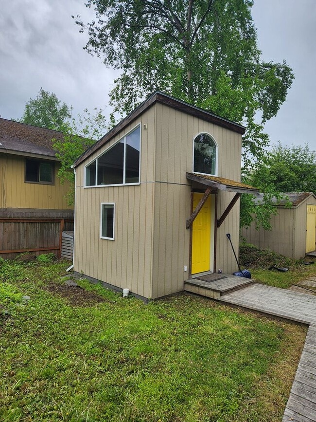 Building Photo - Tiny Home near U-Med