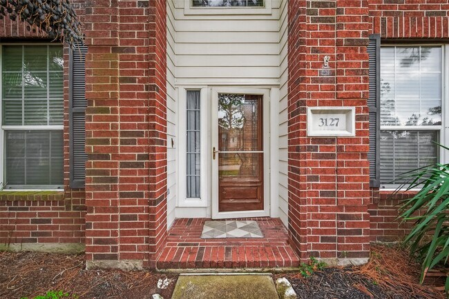 Foto del edificio - 3127 Edgewood Dr