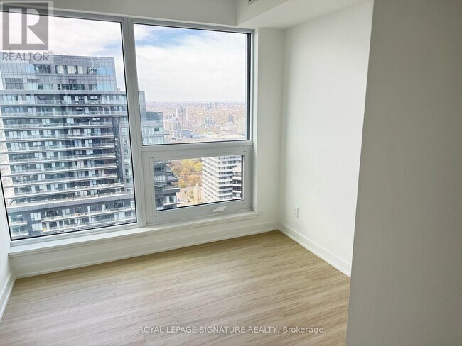 Photo du bâtiment - 8-4908 Wellesley St W