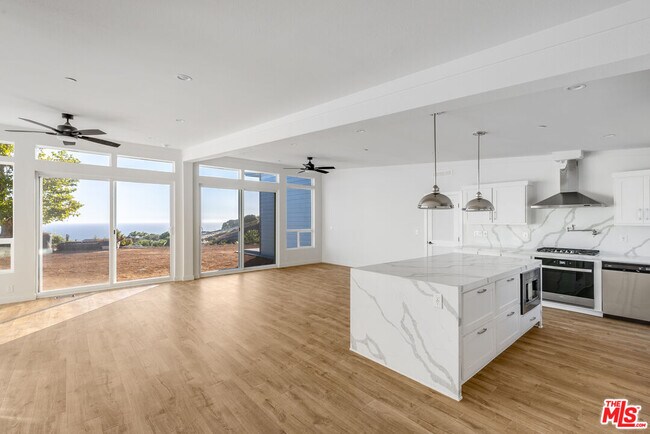 Foto del edificio - 30127 Cuthbert Rd