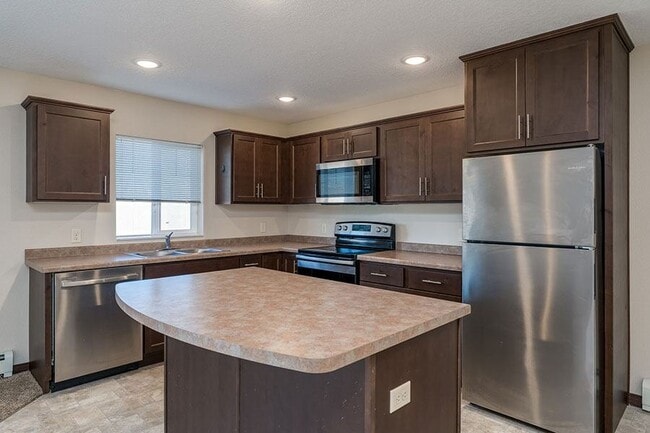 Building Photo - LAKESIDE APTS OF WINDOM
