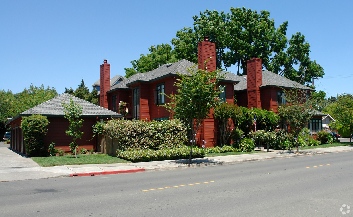 Building Photo - Villa De Adobe