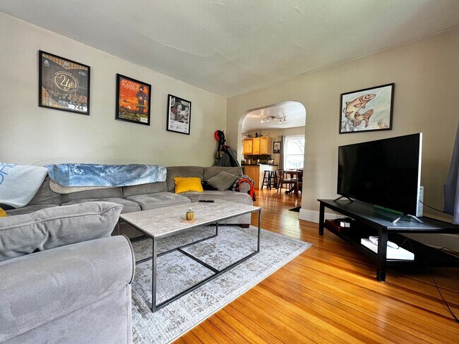 Foto del edificio - Amazing Location for a 2-Bedroom, 1-Bathroom Duplex Unit!