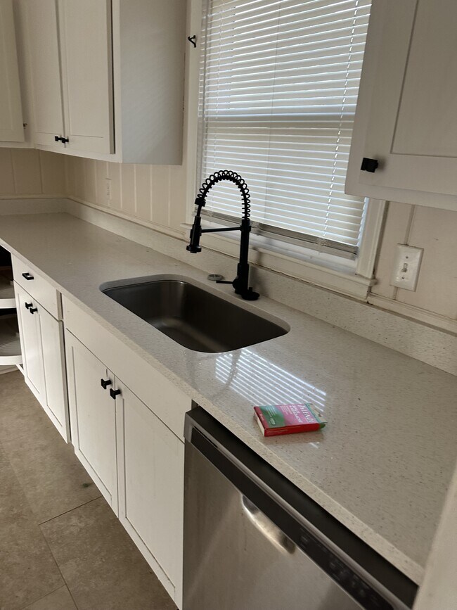 Building Photo - 1601 Grovewood Dr