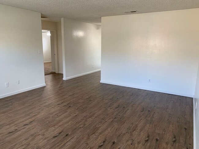 Building Photo - Recently remodeled unit available on Demaree!