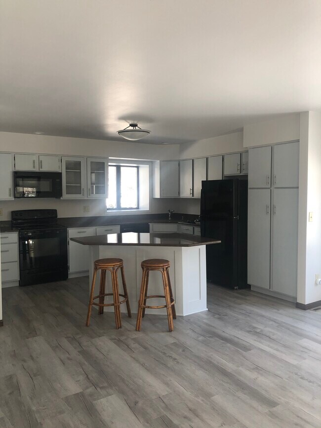 Cocina abierta a LR & DR - 2335 Parkside Dr
