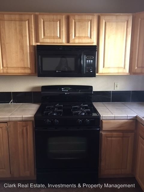 Building Photo - 1263 E 7th St