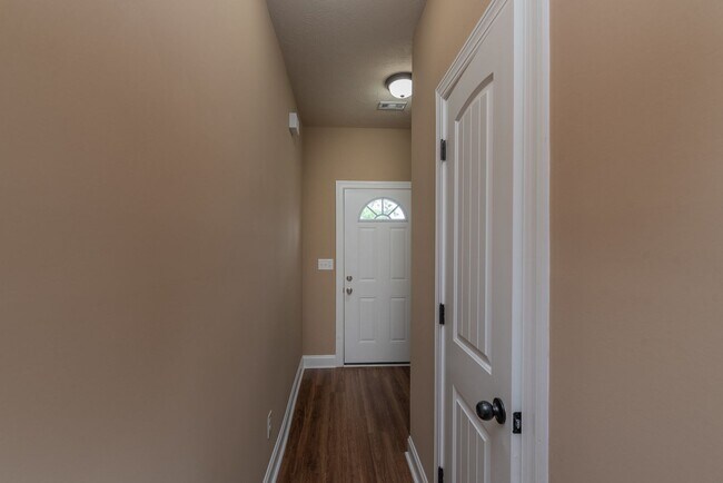 Foto del edificio - Like-new 4 bed/2.5 bath home for lease nea...