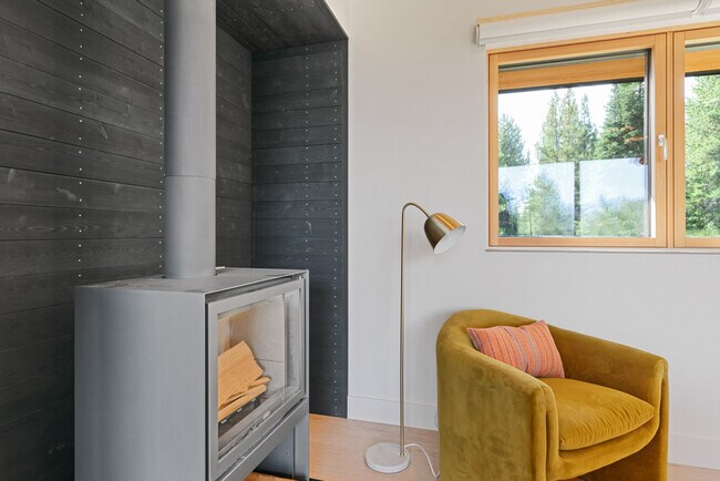 Foto del edificio - 730 Solitude Ln