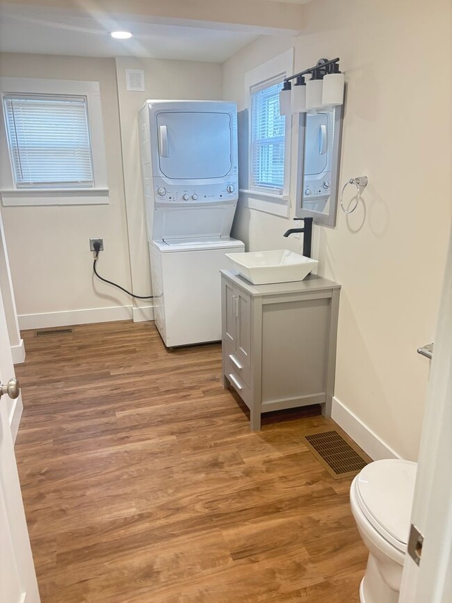 Foto del edificio - Newly Remodeled 4 Bedroom by Electric Works