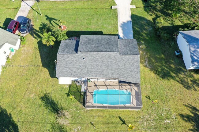 Building Photo - 532 SE Whitmore Dr