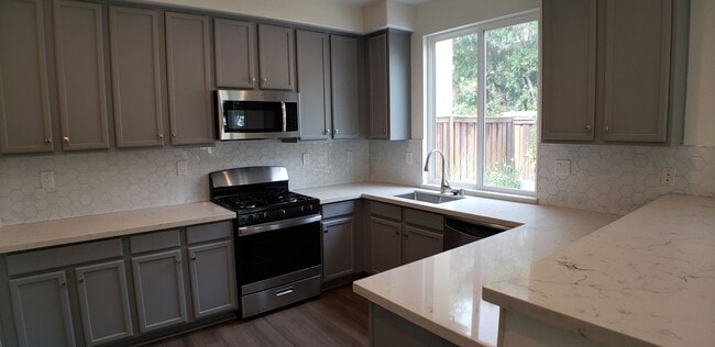 Building Photo - Spectacular 4 bedroom, 2.5 bath home on private lane