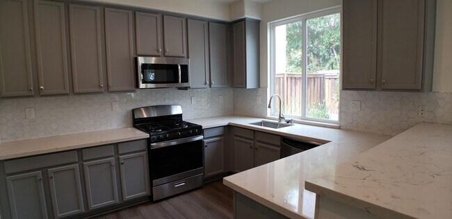 Foto del edificio - Spectacular 4 bedroom, 2.5 bath home on private lane