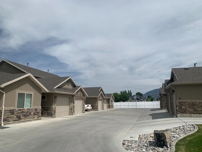 Building Photo - Move In & Save! | 3 Bed 2.5 Bath Townhome with Attached Garage + 2 Weeks Free