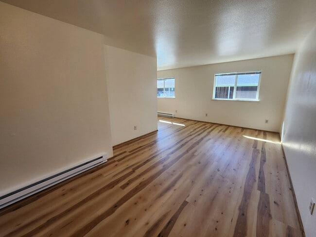Building Photo - 549 Fern Ave