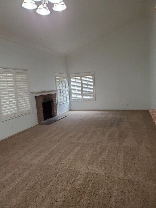 Foto del edificio - Spacious 4bd/2ba House Near Laguna Lake