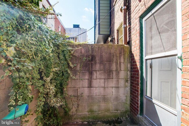 Building Photo - 813 S Hutchinson St