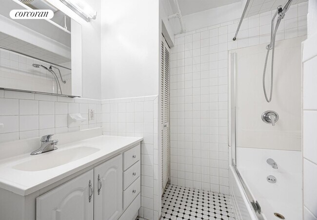Foto del edificio - 237-241 Bedford Ave