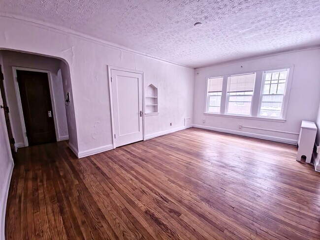 Foto del edificio - 1 Bed 1 Bath Heart of Edgewater Park