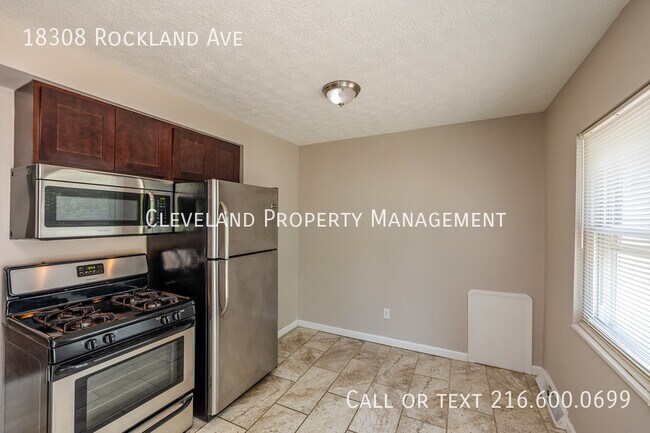 Foto del edificio - 18308 Rockland Ave