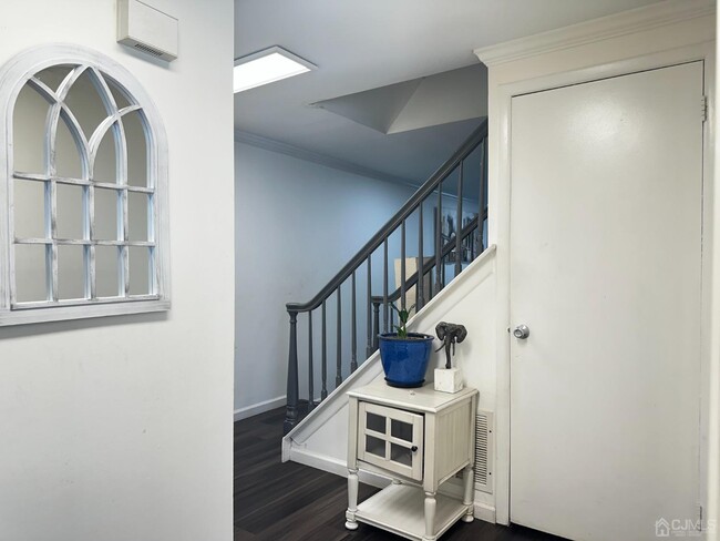 Building Photo - 107 Thoreau Dr