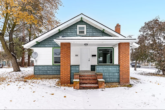 Front Entry with covered porch - 919 E Everett Ave