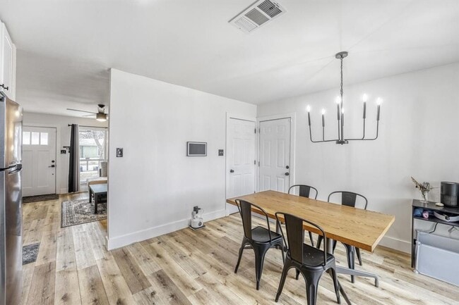 Foto del edificio - 2508 Lakehurst Dr