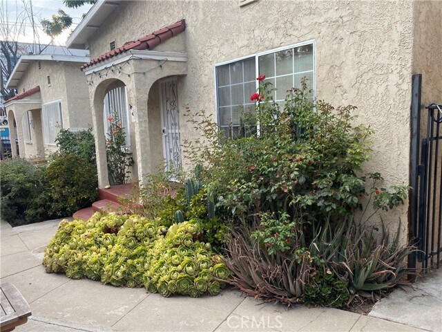 Building Photo - 1132 N Mariposa Ave