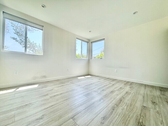 Foto del edificio - 721 Silver Lake Blvd