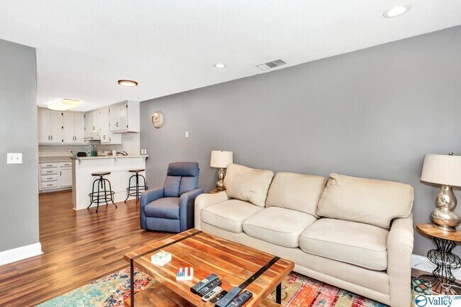Building Photo - 2041 Greenwood Plz SW